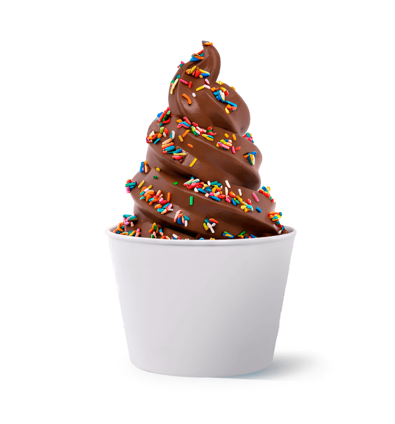 Schokoladeneis in einem Becher, dekoriert mit bunten Streuseln.