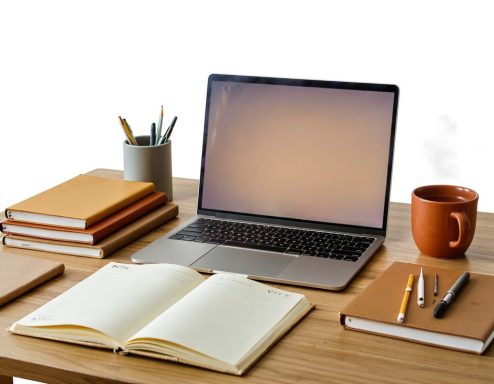 Ein Schreibtisch mit einem Laptop, Notizbuch, Stiften und einer Tasse.