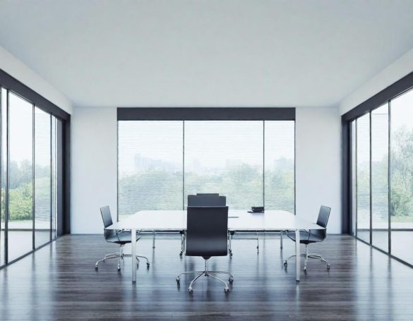 Moderne Besprechungsraum mit gläsernen Wänden und einem großen Tisch in der Mitte.