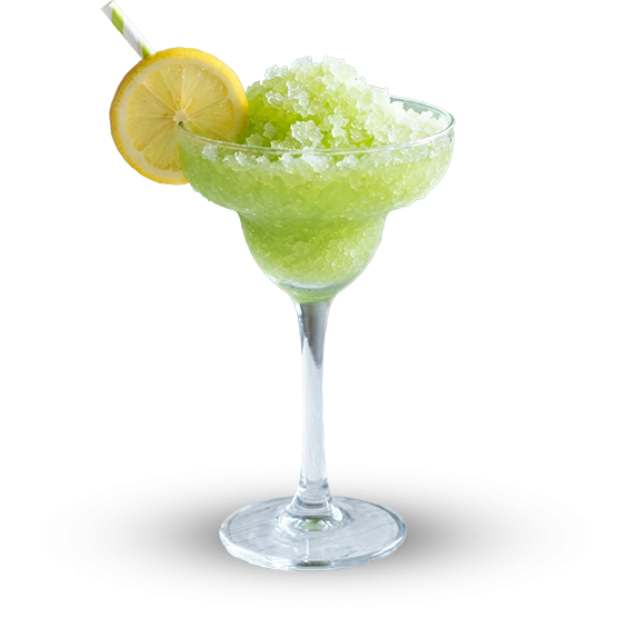 Grüne Margarita mit Eis und einer Zitronenscheibe in einem Glas.