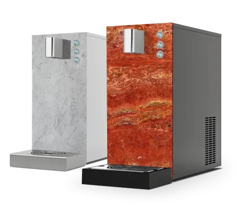 Moderne Wasseraufbereitungsanlage mit schwarzem Gehäuse und digitalem Display.