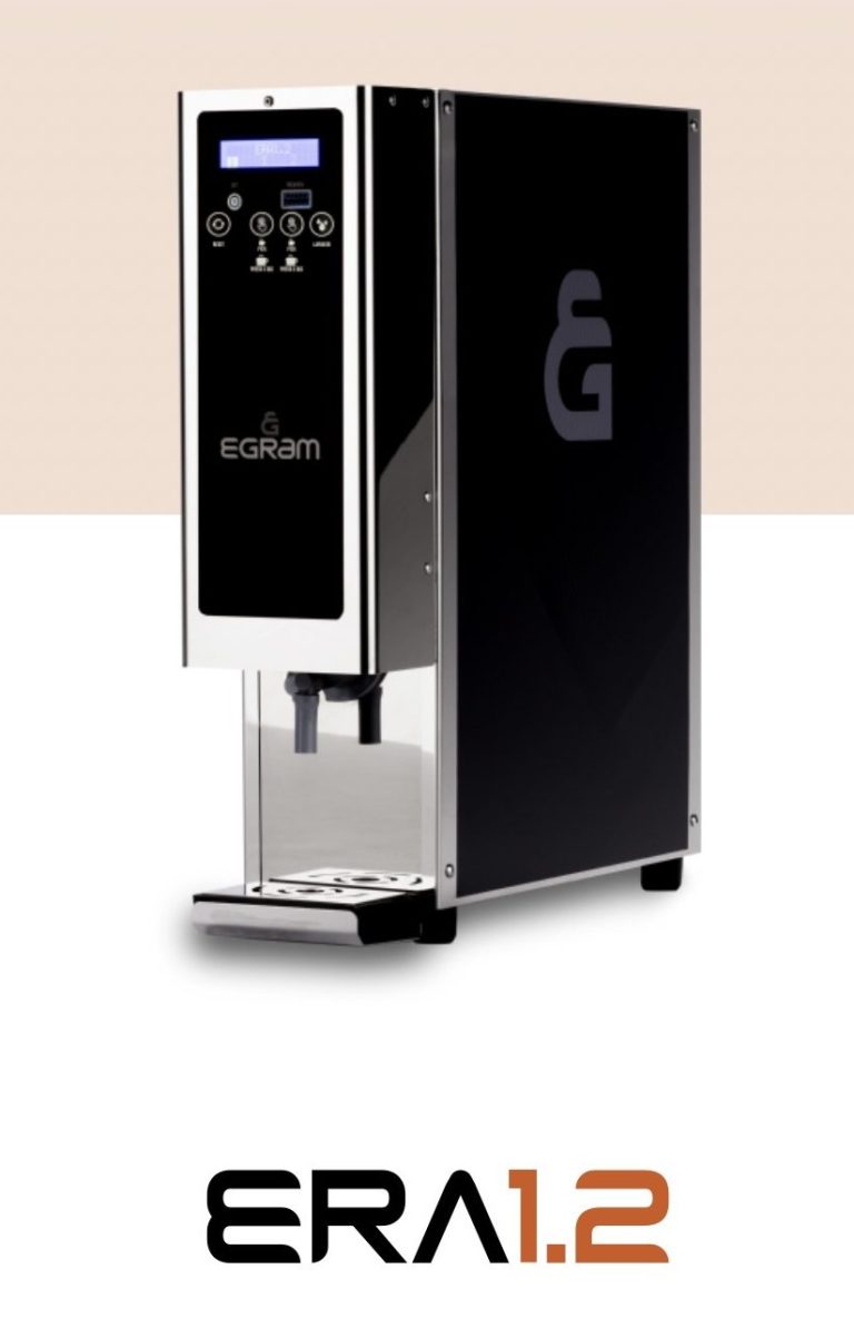 Moderne Wasseraufbereitungsanlage mit schwarzem Gehäuse und digitalem Display.