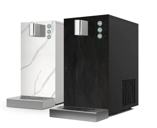 Moderne Wasseraufbereitungsanlage mit schwarzem Gehäuse und digitalem Display.