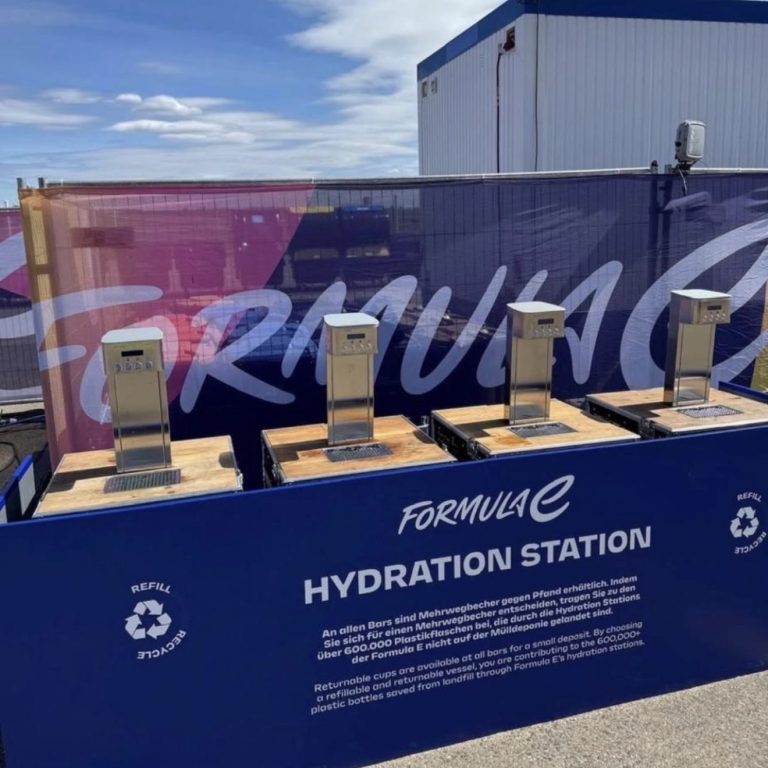 Hydrationsstation mit mehreren Wasserstationen bei einem Formel E-Event.