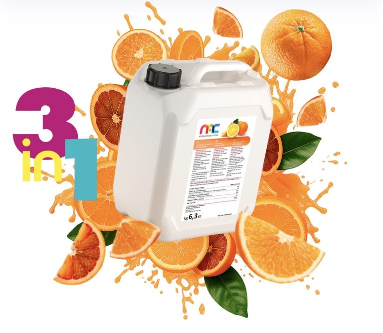 Flasche mit orangefarbenem Etikett und Orangenfüllung, umgeben von Orangenscheiben.