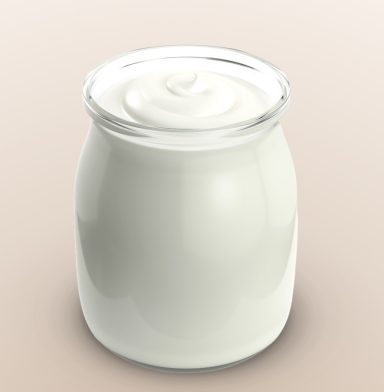 Weckglas mit cremigem Joghurt, glatt und gleichmäßig, auf beigem Hintergrund.