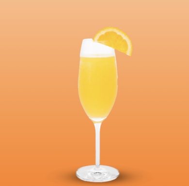 Ein Glas mit einem orangefarbenen Getränk und einem Orangenscheibchen oben.