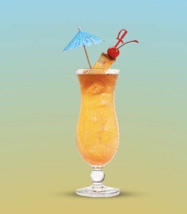 Cocktail im Glas mit einem blauen Schirmchen und einer Cherry obendrauf.